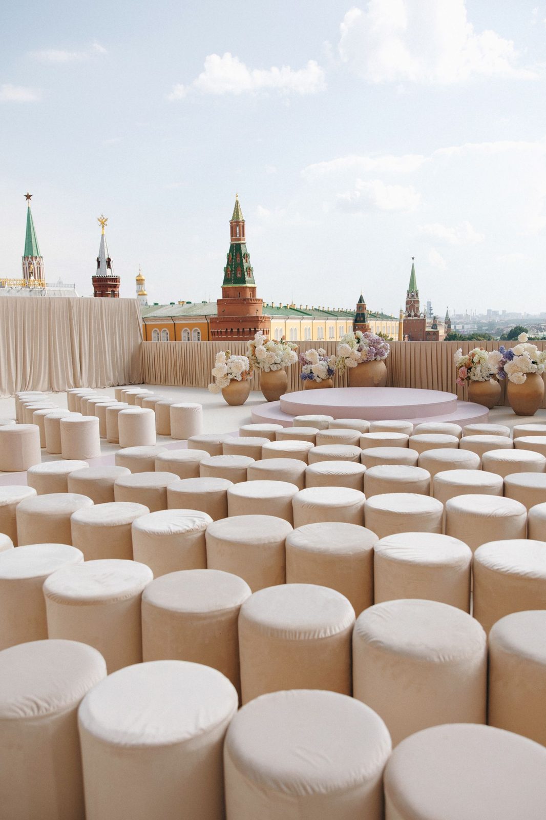 Ряды пуфов на крыше с видом на Кремль